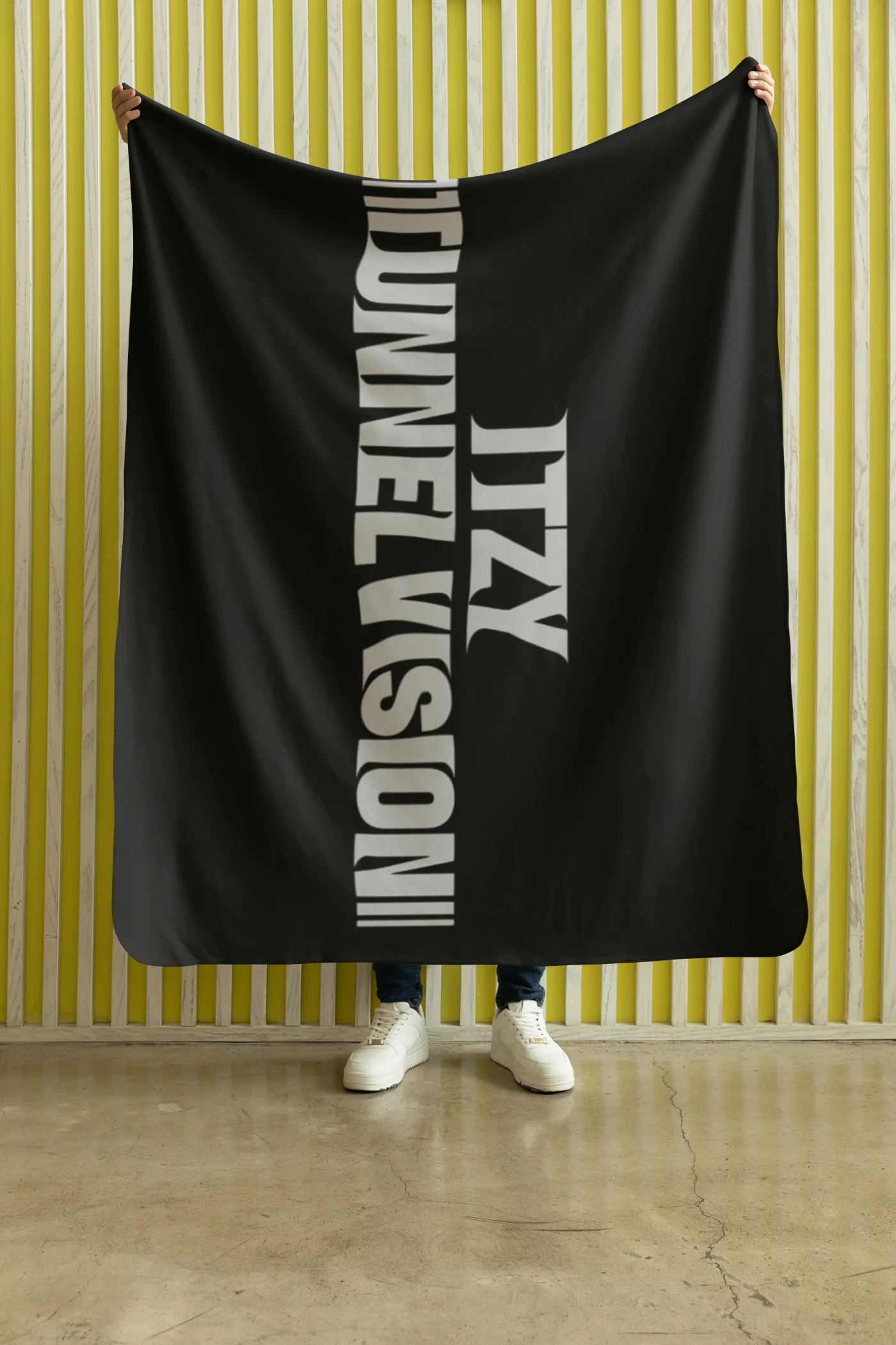 Itzy Tunnel Vision Blanket